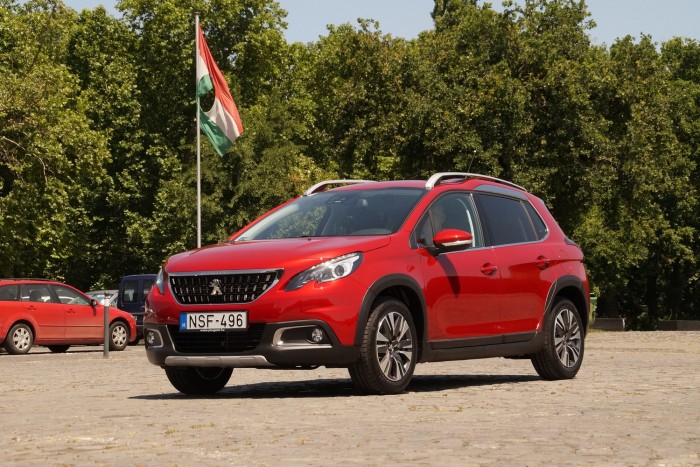 Karomnyomok a tetőn – itt a friss Peugeot 2008 4 Jó kiállású, unisex karakterű kis crossover a 2008