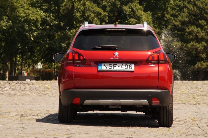 Karomnyomok a tetőn – itt a friss Peugeot 2008 8 A hátsó lámpatestben sötétebb a betét, jobban érvényesül az oroszlánkarom-effekt