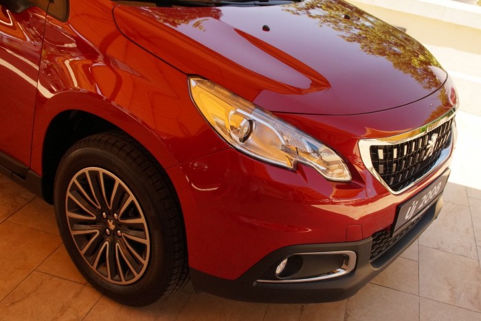 Karomnyomok a tetőn – itt a friss Peugeot 2008 7 A fényszóró is új