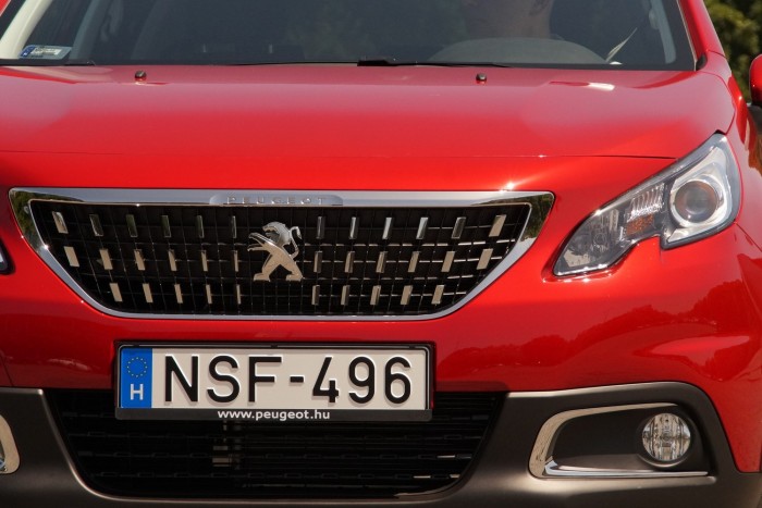 Karomnyomok a tetőn – itt a friss Peugeot 2008 6 A meredekebb, komolyabb hűtőmaszk kínai igényeket idéz