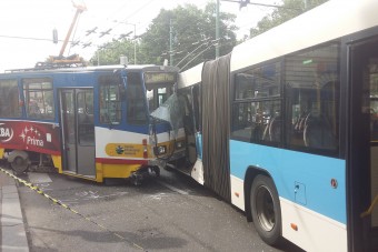 Busz és villamos ütközött Szegeden, fotó is van