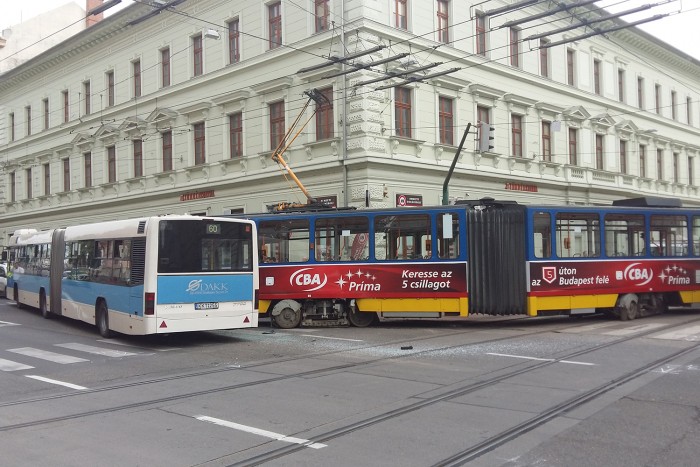 Busz és villamos ütközött Szegeden, fotó is van 1 | Vezess 20160106172510