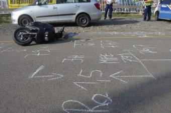 Nem akart rendőrökkel találkozni, járőrautónak ütközött