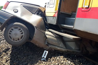 Kilapított a vonat egy autót Erdőteleknél - fotó