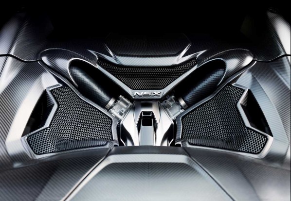 Ferrari-vadász Honda 5 A dinamikus üzemmódok során nem csupán az olyan járműspecifikus beállításokat hangolhatjuk be, mint a futómű csillapítása, a szervorásegítés, a nyomatékáthelyezés, hanem a V6-os utastérbe jutó hangzását is testre szabhatjuk