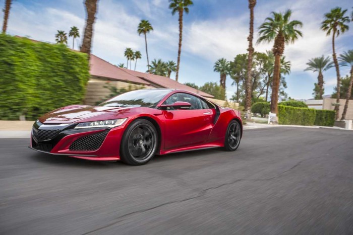 Ferrari-vadász Honda 3 1725 kilójával versenytársaival összehasonlítva kissé túlsúlyosnak tűnhet az NSX, de izmos motorjainak köszönhetően nem érezzük annak