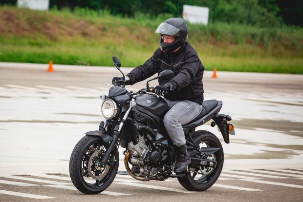 Melyik a legjobb kétkerekű Suzuki? 4 Az új SV650, kényes, de szép mattfekete tankfestéssel
