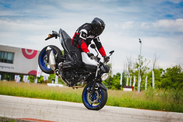 Melyik a legjobb kétkerekű Suzuki? 5 Természetesen ABS is van a motoron, de meghekkelhető, ha valaki stoppie-zni akar. (A képen nem én vagyok. Sajnos.)