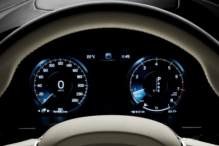 Levegővel gyorsít az új Volvo S90 4 Teljesen digitális, azaz LCD műszeregység. Sokoldalú és elegáns. A két nagy műszer között is megjeleníthető a navigáció