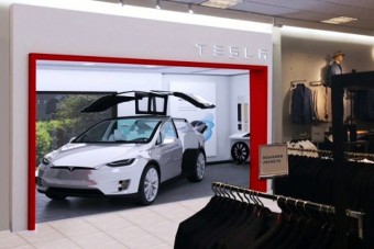 Ruhaboltban fognak autót árulni