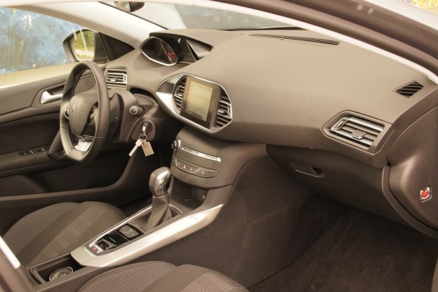 Íme, a Peugeot 308 legcsaládbarátabb verziója 9 Nagyon érdekes, megszokást igényel a 308-as műszerfala