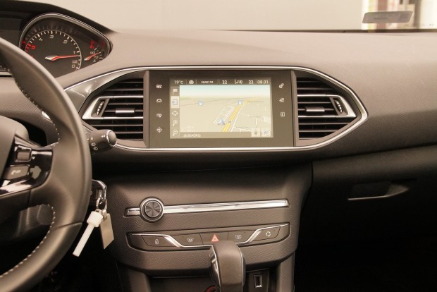 Íme, a Peugeot 308 legcsaládbarátabb verziója 2 Az érintőképernyő divatos dolog, de egy autóban azért ennél több igazi klasszikus gomb kell mellé