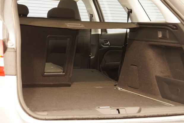 Íme, a Peugeot 308 legcsaládbarátabb verziója 11 Síkba dől, a kocsi mögül egy ujjmozdulattal dönthető a támla
