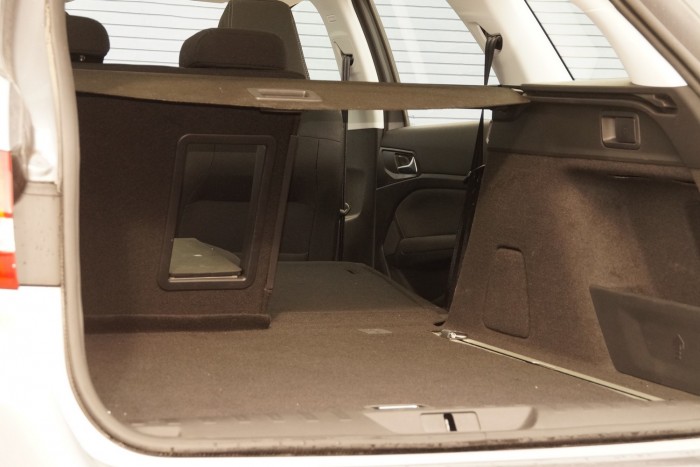 Íme, a Peugeot 308 legcsaládbarátabb verziója 12 Síkba dől, a kocsi mögül egy ujjmozdulattal dönthető a támla