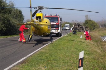 ﻿  Baleset a 6-os úton , mentőhelikopter a helyszínen
