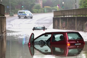 Vigyázz, átvernek a használt autóval áradás után!