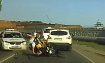 Keményen kiütötte a rendőr a részeg motorost