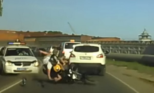 Keményen kiütötte a rendőr a részeg motorost