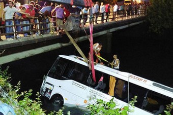 Iskolásokkal zuhant csatornába egy török busz