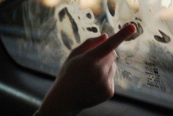 Bezárta a kislányát a kocsiba, amíg kocsmázott