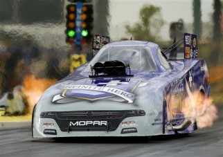 A versenyző arcába robbant a motor