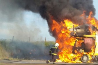 Kigyulladt egy autószállító az M1-esen - fotók