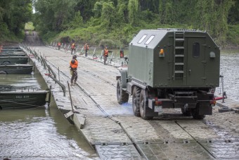 Ilyen gyorsan épít pontonhidat a Magyar Honvédség