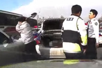 Ásóval verte be a rendőr a szélvédőt