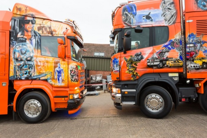 Londonban túlméretes Terminátor járja az utakat 1 | Vezess Londonban túlméretes Terminátor járja az utakat 1