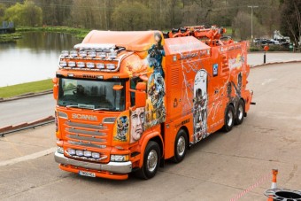 Londonban túlméretes Terminátor járja az utakat