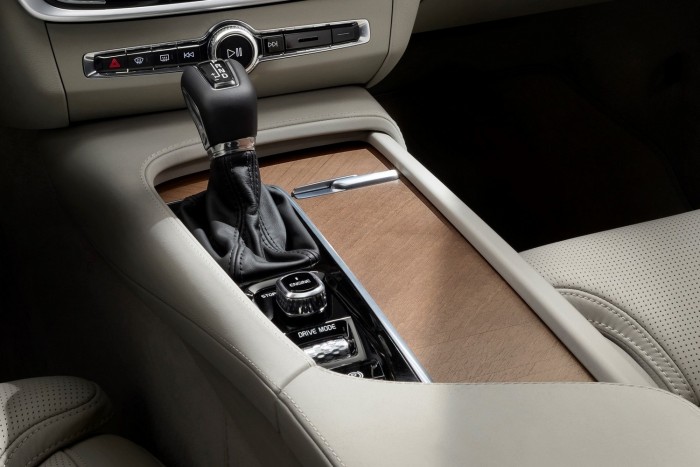 Levegővel gyorsít az új Volvo S90 5 Ez is egy az egyben jött át az XC90-ből, de ez nem baj, mert elegáns. A választókar mögött az indítógomb és az üzemmód választó
