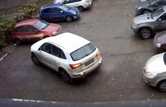 Ennek az autósnak lehetetlen küldetés a parkolás