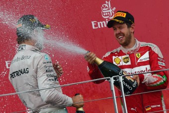 F1: Vettel a biztonsági autóval poénkodott
