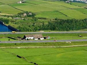 Autópálya közepén él egy család