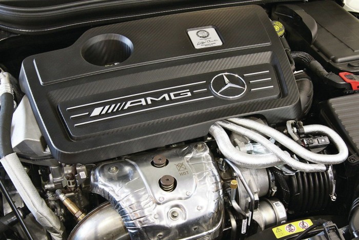 A Ferrari letúrta a Fordot a csúcsról 5 Az év motorja 1.8-2.0 liter között A Mercedes-AMG 2,0 literes turbós négyhengerese még mindig etalon a méretosztályban. Az Audi 2.0 TFSI mögött harmadik helyre került a Volvo T8 Twin Engine konnektoros hibridje.