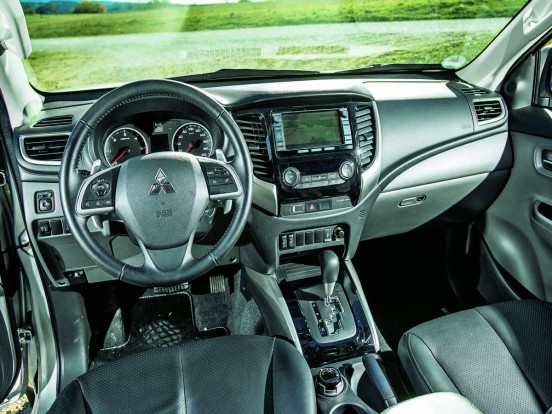 Mit érnek a mai pickupok? 6 Top felszereltsége igazi luxus teherautót varázsol a Mitsubishi L200-ból. Bőrt kaptak az elektromosan beállítható ülések, bixenon fényszórók világítanak