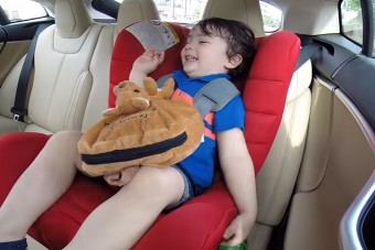 A Tesla Model S gyorsulása már a legkisebbek számára is felejthetetlen élmény