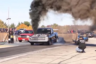 Ez a koromokádó dízel-bestia brutálisan lép