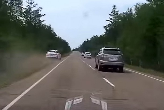 Ezen az úton így előzni több mint őrült manőver