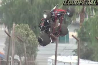 Irreális baleset: a versenyautó hét méterre pattant fel