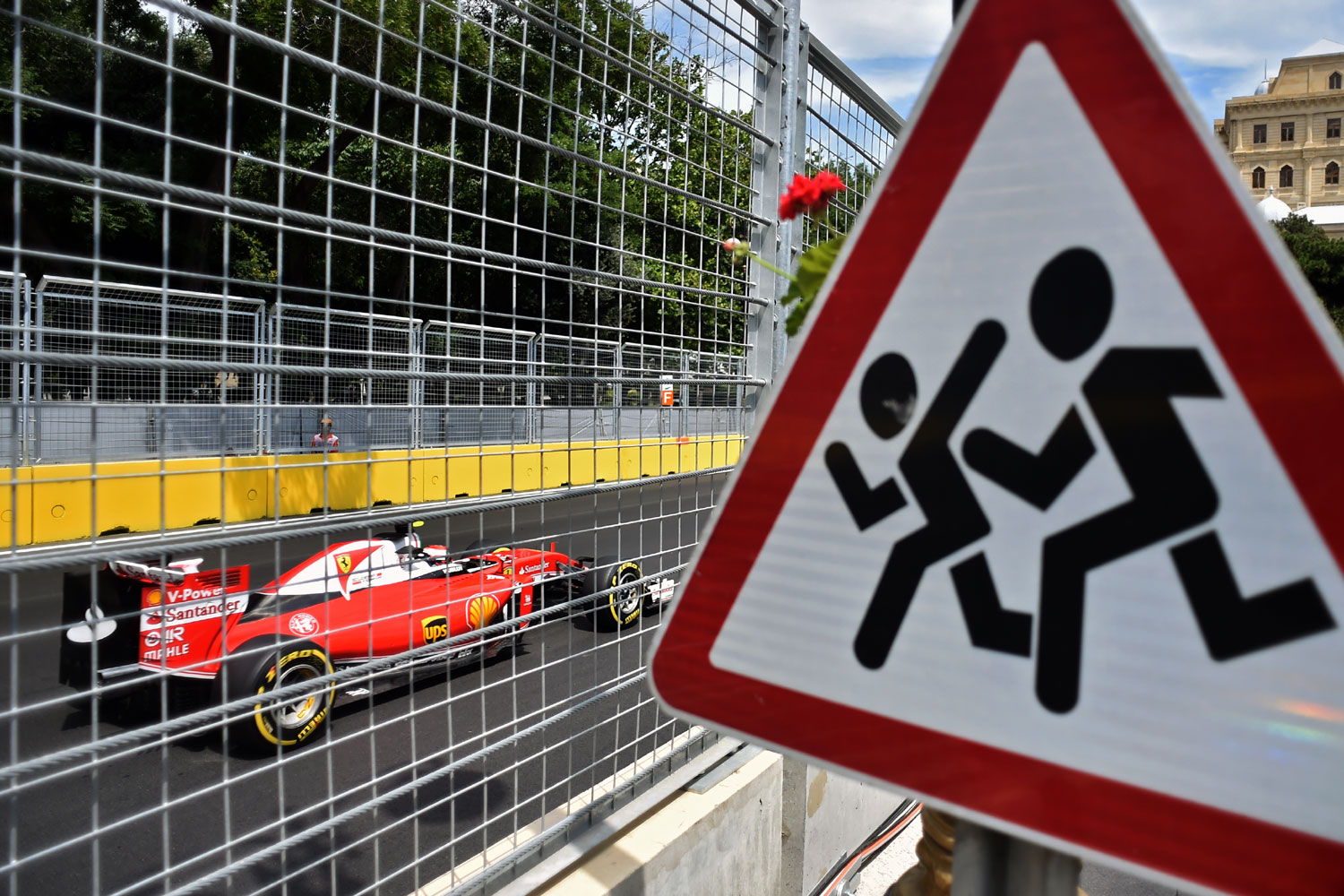 F1: Hamiltonnak nincs ellenfele Bakuban 29