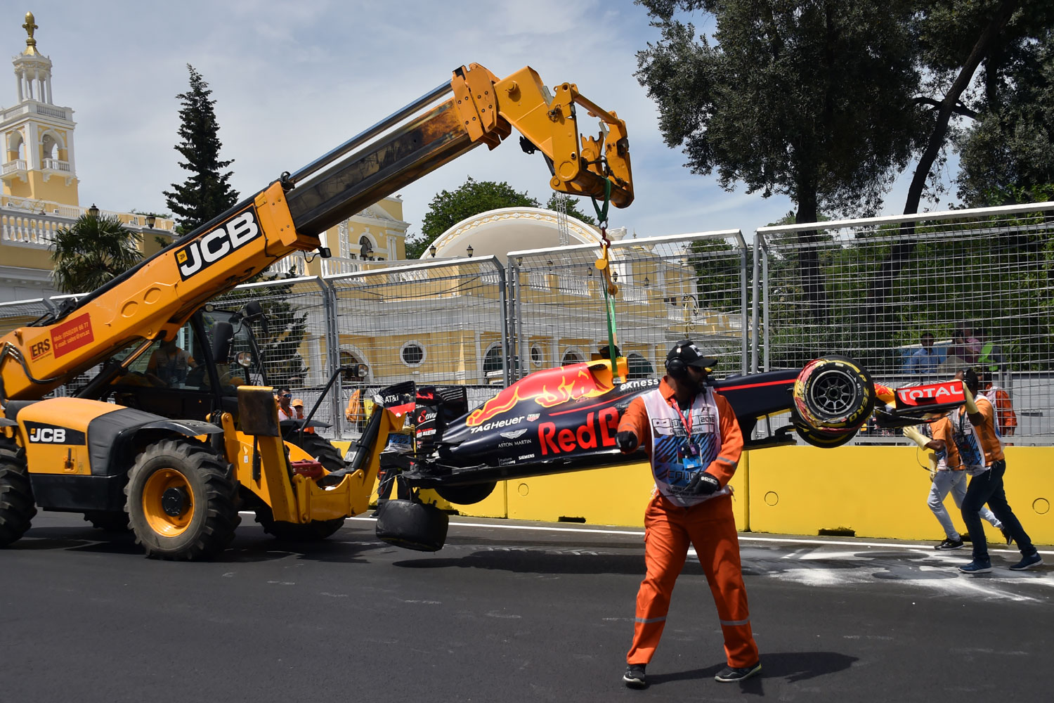 F1: Hamiltonnak nincs ellenfele Bakuban 27