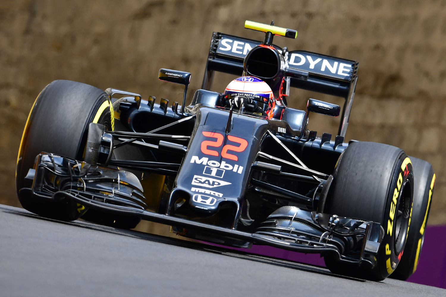 F1: Hamiltonnak nincs ellenfele Bakuban 25