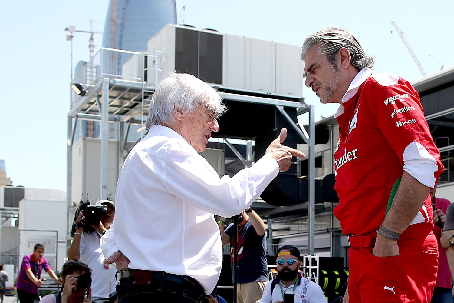 F1: Hamiltonnak nincs ellenfele Bakuban 24