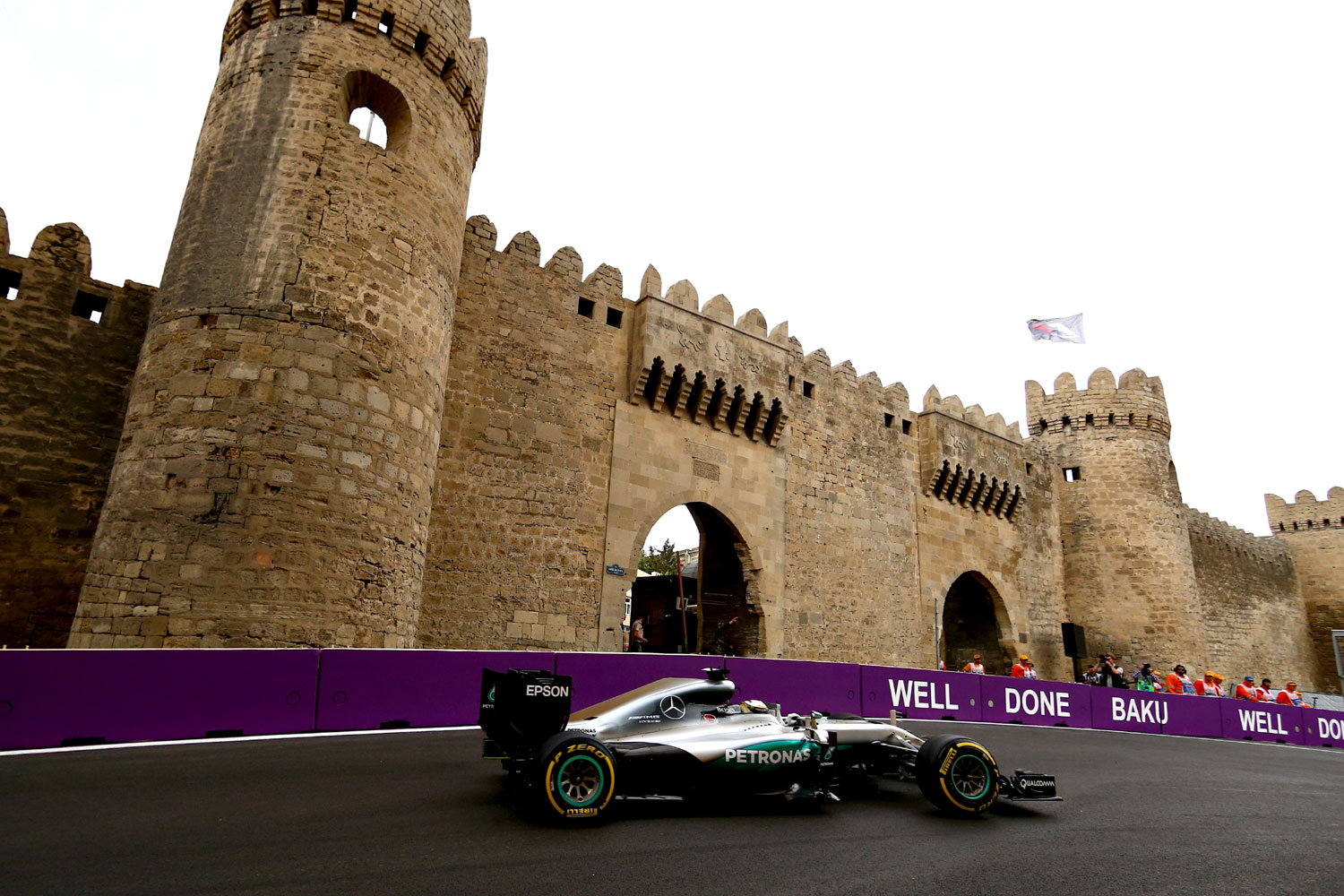 F1: Hamiltonnak nincs ellenfele Bakuban 20
