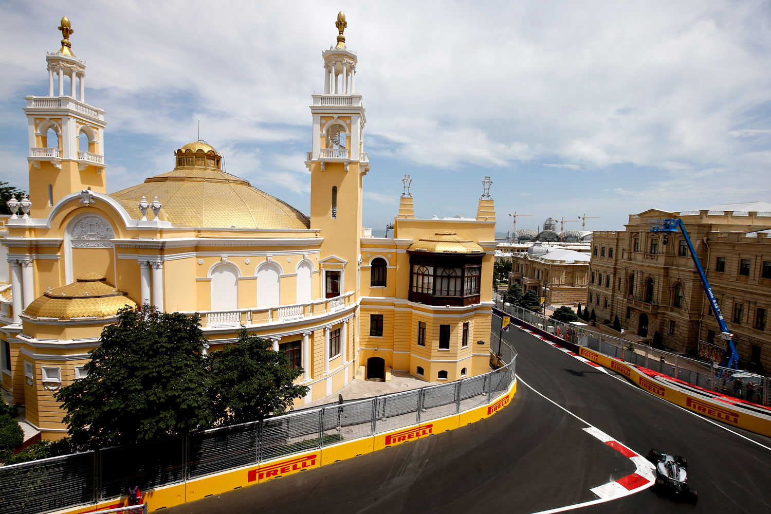F1: Hamiltonnak nincs ellenfele Bakuban 18