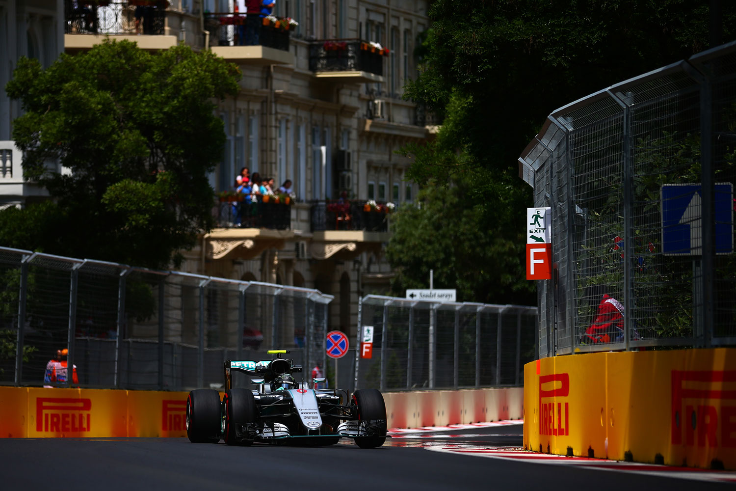 F1: Hamiltonnak nincs ellenfele Bakuban 16