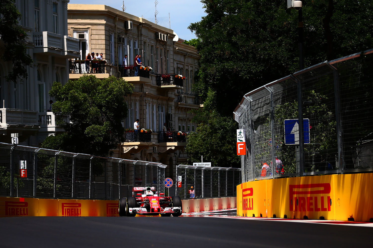 F1: Hamiltonnak nincs ellenfele Bakuban 15