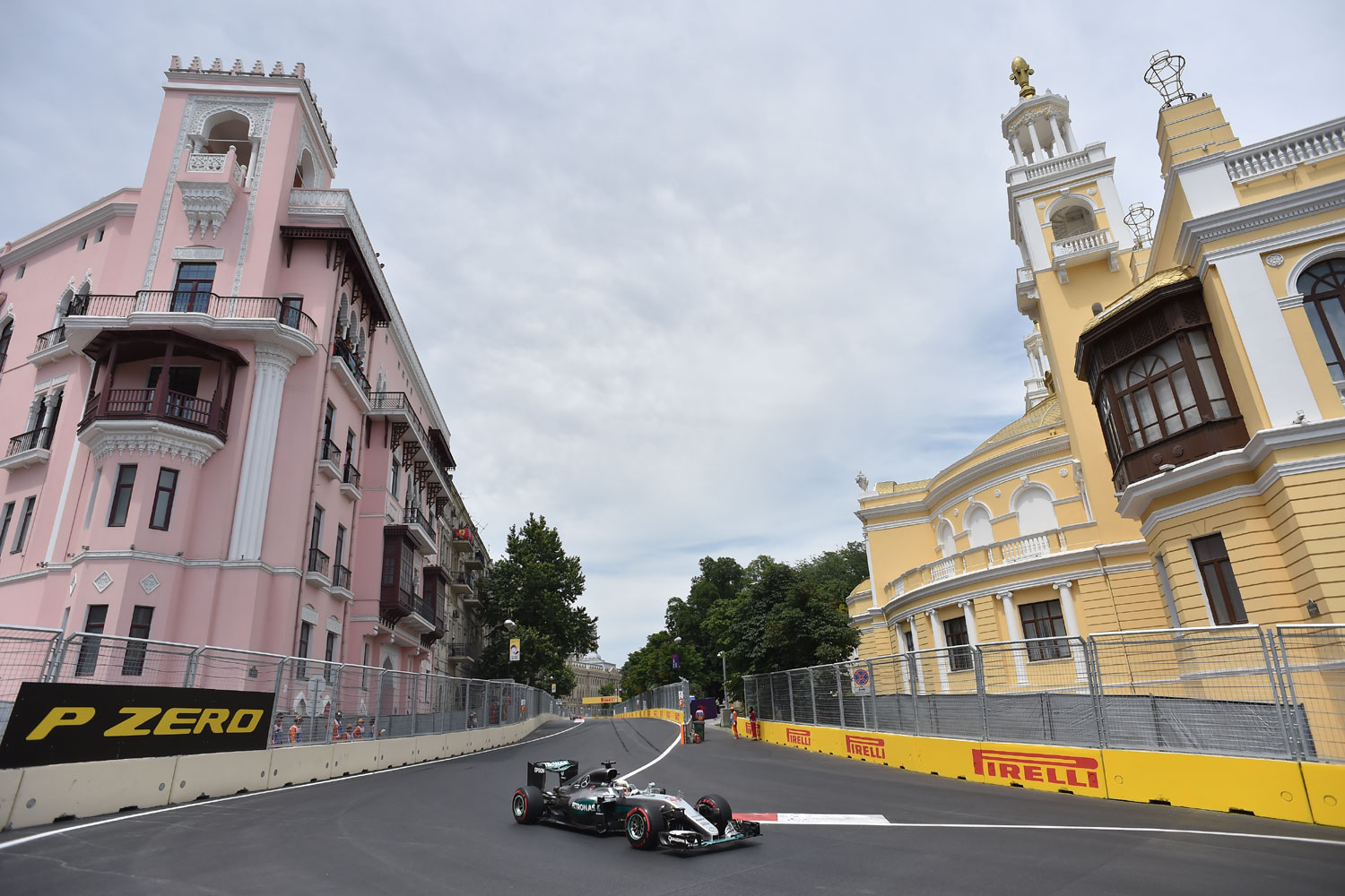 F1: Hamiltonnak nincs ellenfele Bakuban 13