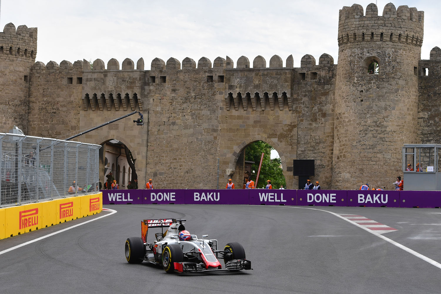 F1: Hamiltonnak nincs ellenfele Bakuban 10